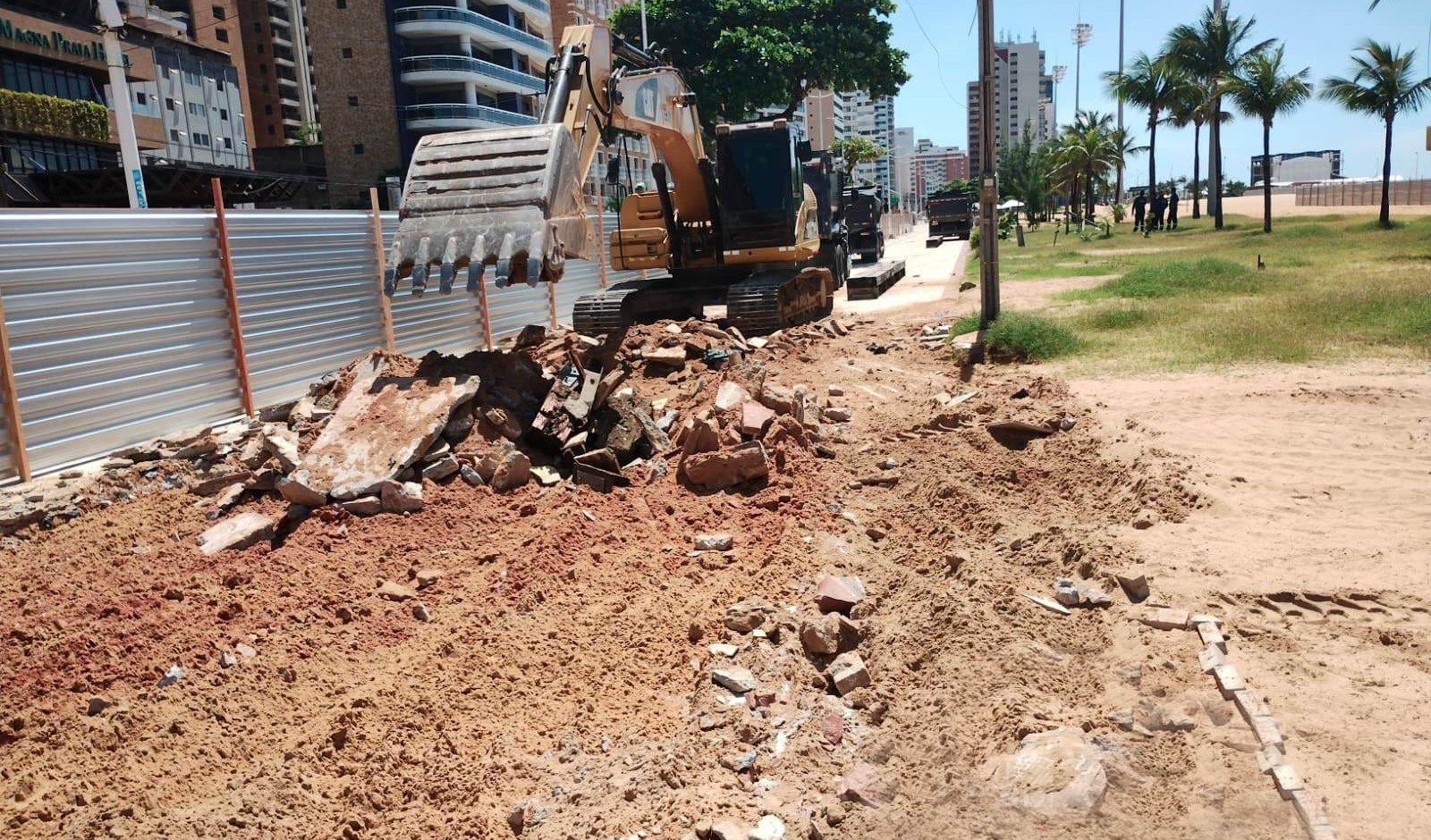 obra no calçadão da praia de iracema